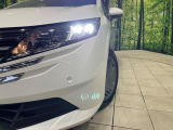 【LEDヘッドライト】悪天候や夜間走行時も良好な視界を確保し安心して運転できる高輝度LEDヘッドライトを装備!点灯速度が早く、消費電力も抑えられています。