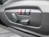 運転席メモリー付きフロント電動シート装備。