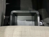 助手席の下にはトレーが付いていますので外部からも見られたくないものも収納出来ます。