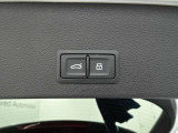 両手がふさがるほどの荷物があるとき、とても便利なオートマチックテールゲートが装備されております。