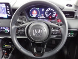 ハンドル左側にはオーディオ操作が出来るオーディオリモートコントロールスイッチ、右側にはHonda SENSINGとオートクルーズコントロールのスイッチを装備!