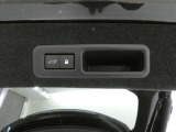 【パワーバックドア】パワーバックドア装着車です。ボタンを押すだけ、力要らずでドアの開閉が可能になります。