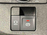 指先だけで簡単に操作が可能な電動パーキングブレーキを採用。「HOLD」スイッチを押すと、渋滞や信号待ちなどでブレーキペダルから足を離しても、ブレーキを保持するので安心です