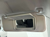車内での簡単な身だしなみチェックに使用できる、バニティミラーも装備しています。