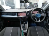 先進テクノロジーと機能性、デザインが見事に調和するAudi A1のインテリア。運転席と助手席を取り囲むラップアラウンドデザインによって開放的なゆとりを感じさせてくれます。