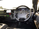 運転の際、常に目にする部分だけにシックで飽きのこないデザインが良いですね。