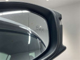 ブラインドスポットモニター(BSM)を装備しています。隣を走る車両が死角に入るとミラー内LEDインジケーターが点灯。さらに、ウィンカーを出すとインジケーターが光って点滅して注意を促してくれます。