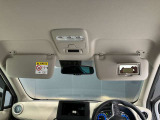 運転席のサンバイザーにはバニティーミラーも付いています。身だしなみチェックには欠かせません。