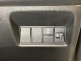 ハンドルの右側にはヘットライトリベライザーとVSA(ABS+TCS+横滑り抑制)の解除スイッチがついています。ヘッドライトリベライザーは道路状況や積荷の加重に応じてライトの高さを調節できます。