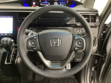 ハンドルにHondaセンシング系のクルーズコントロールやレーンキープアシストなどのスイッチと、オーディオの操作スイッチが装備されています。ハンドルから手を離さず安全に操作できます。