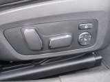 運転席メモリー付きフロント電動シート装備。
