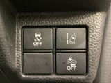 Hondaセンシング用の、VSA(ABS+TCS+横滑り抑制)解除と路外逸脱抑制機能のオンオフスイッチなどはハンドルの右側に装備しています。