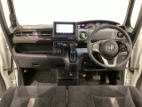 車内は光触媒抗菌消臭施工済です。スタイリッシュなデザインでスポーティなインパネ周りを演出します。グローブボックスやカップホルダーのほかにトレーなどたくさんの収納スペースが付いています。