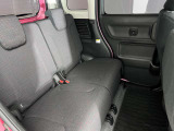 【足元広々】後席も足元広々でお子様も乗りやすいです。フロアマットもきれいです。