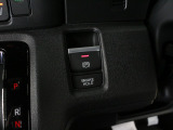 電子制御のパーキングブレーキと、信号待ちや渋滞に便利なオートブレーキホールドを装備しております。ブレーキペダルから足を離しても自動的に停車状態を保持してくれる便利な機能です