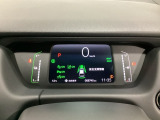 デジタル表示のスピードメーターとタコメーター、燃費やオドメーターなどの表示の他に、ホンダセンシング機能などの表示もできる多機能なマルチインフォメーション・ディスプレイです。