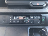 オートエアコン装着車で車内はいつも快適です!