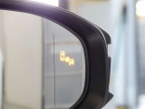 &rdquo;隣の車線を走る車両をレーダーで検知し、ドアミラーでは確認しにくい後側方エリアに存在する車両に加えて、急接近してくる車両も検知します。車両を検知するとドアミラーに搭載されたLEDインジケーターが点灯