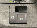 指先だけで簡単に操作が可能な電動パーキングブレーキを採用。「HOLD」スイッチを押すと、渋滞や信号待ちなどでブレーキペダルから足を離しても、ブレーキを保持するので安心です