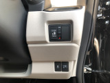 【片側電動スライドドア】リモコンや運転席のスイッチ操作のほか、ドアハンドルを少し引くだけでリアドアが自動開閉します♪