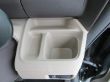 運転席側にもドリンクホルダーとちょっとした小物を置いておけるトレイが付いています。
