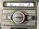 【オートエアコン】一度お好みの温度に設定すれば、車内の温度を検知し風量や温度を自動で調整。暑い&hellip;寒い&hellip;と何度もスイッチ操作をする必要はありません。快適な車内空間には必須の機能ですね♪