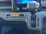 シフトとエアコンが一緒の位置にあるので、操作が便利☆オートエアコンなので細かな温度調節が可能です(*^^*)