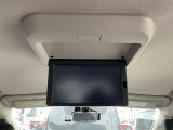 くつろぎの空間で映像を楽しむ、ロングドライブもゲストにとっては、良質の安らぎに変わる、後席フリップダウンモニターを装備しています。