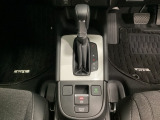 「e:HEV」は、モーター走行を中心にしながら電気エネルギーやエンジン動力を最も効率よく使い分けることができる賢いハイブリッドシステムです。サイドブレーキはスイッチ操作の電子制御パーキングブレーキです