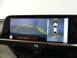 【全周囲モニター】車を上空から見下ろしたような映像をカーナビ画面に映し出し、車庫入れや縦列駐車をサポートしてくれます。