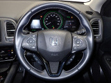 ハンドル左側にはオーディオ操作が出来るオーディオリモートコントロールスイッチ、右側にはHonda SENSINGとオートクルーズコントロールのスイッチを装備!