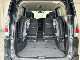 ラゲッジルームは、大容量のスペースを確保。普段のお買い物からレジャーまで、幅広く活躍してくれます!また、リアシートを倒すことでバリエーション豊かにお使いいただけます。
