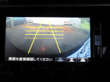 【リアカメラ】リバースに入れるだけで後方の映像が映ります。安全確認や、狭い駐車場での車庫入れ、雨の日や夜間など視界の悪い時に便利です。安全にバックする為には欠かせない装備です。