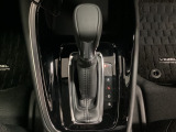 CVT車のセレクトレバーです。低速から高速まで、変速ショックのないスムーズな走りと、エンジン効率のよい領域を維持して燃費にも貢献します。サイドブレーキはスイッチ操作の電子制御パーキングブレーキです。