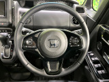 【純正革巻きステアリング】上質な革を使用することで、手にしっかり馴染みとても運転しやすいハンドルです♪