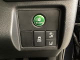 Hondaセンシング用の、VSA(ABS+TCS+横滑り抑制)解除と路外逸脱抑制機能のオンオフスイッチなどはハンドルの右側に装備しています。燃費に役立つECONボタンもここです。