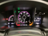 スピードメーターとタコメーターを大きく配した見やすいメーター部になっています。右側のインフォメーション画面でオドメーターや燃費などの情報を確認できます。
