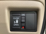 左側電動スライドドアは運転席からでも操作ができるように、ハンドル付近に開閉の操作スイッチが付いています。