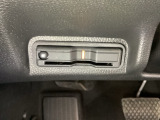 ハンドルの左下にETCがついています。高速道路の料金所の通過も楽々です!。 カードの取り出しもしやすい場所についています。
