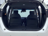 セカンドシートを収納すると・・・フラットなラゲッジスペースの完成です!!操作も分かりやすく、作業も簡単です!!
