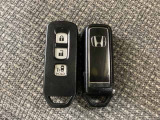 スマートキー付きですからドアロックの開閉およびエンジンスタートが楽々です。電動スライドドアの開け閉めもボタンで操作できます。スペアキーも同じものを用意しております。