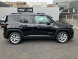 Jeep伝統の台形のホイールアーチを継承し走破性も兼ね備えております。