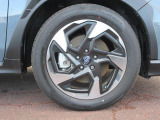 右前 18インチアルミホイール タイヤサイズは、225/55R18です。「*ホイールロックナットは展示用です」