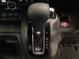 CVT車のセレクトレバーです。低速から高速まで、変速ショックのないスムーズな走りと、エンジン効率のよい領域を維持して燃費にも貢献します。サイドブレーキはスイッチ操作の電子制御パーキングブレーキです。