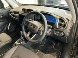 Jeepのタフさが伝わってくる太めのステアリングになっております。