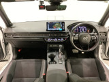 車内は光触媒抗菌消臭施工済です。スタイリッシュなデザインでスポーティなインパネ周りを演出します。グローブボックスやカップホルダーのほかにトレーなどたくさんの収納スペースが付いています。
