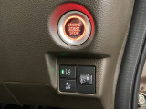 ハンドルの右側にはヘットライトリベライザーとHondaセンシング用の路外逸脱抑制機能のオンオフスイッチ等がついてます。ヘッドライトリベライザーは道路状況や積荷の加重に応じてライトの高さを調節できます。