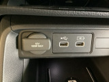 アクセサリーソケットはUSBのアダプターなどをつければ、スマホの充電にも使えます。横にはナビゲーション用の外部入力やスマートフォンなどの充電可能なUSB端子が1個ずつついています。
