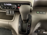 CVT車のセレクトレバーです。低速から高速まで、変速ショックのないスムーズな走りを実現するとともに、エンジン効率のよい領域を維持することで燃費にも貢献します。