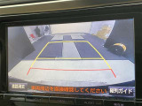 こちらのバックカメラは画面にラインが表示されておりますので、バック持のクルマの進行方向の目安になります。より高いレベルで車庫入れをサポートする、便利な機能ですね。